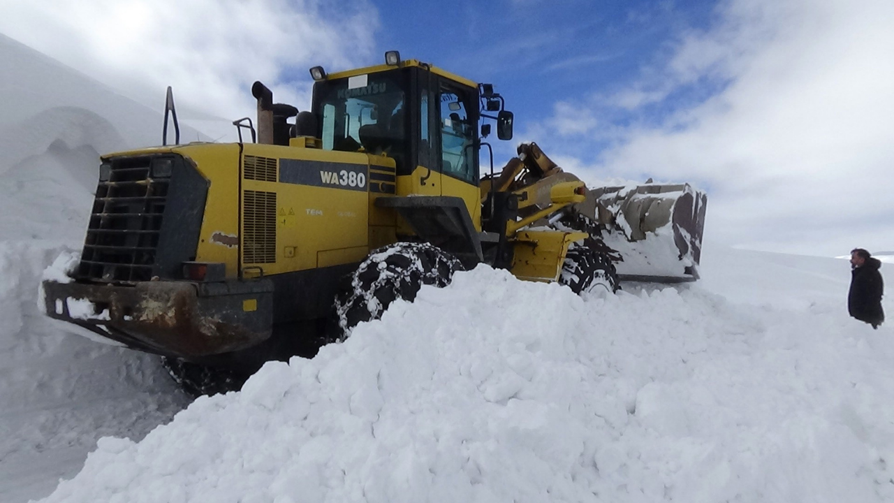 Muş'ta kar 5 metreyi gördü: Çığ tehlikesi ekipleri zorluyor